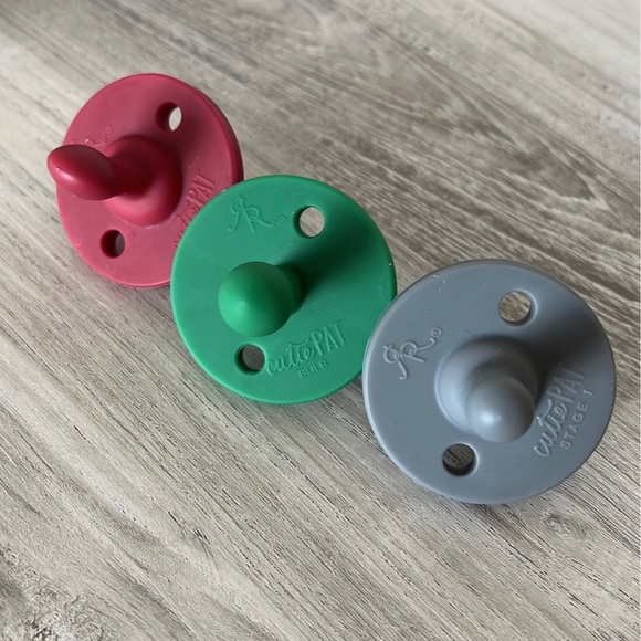 Ryan & Rose Pacifiers/Clips - Picture 2 of 3